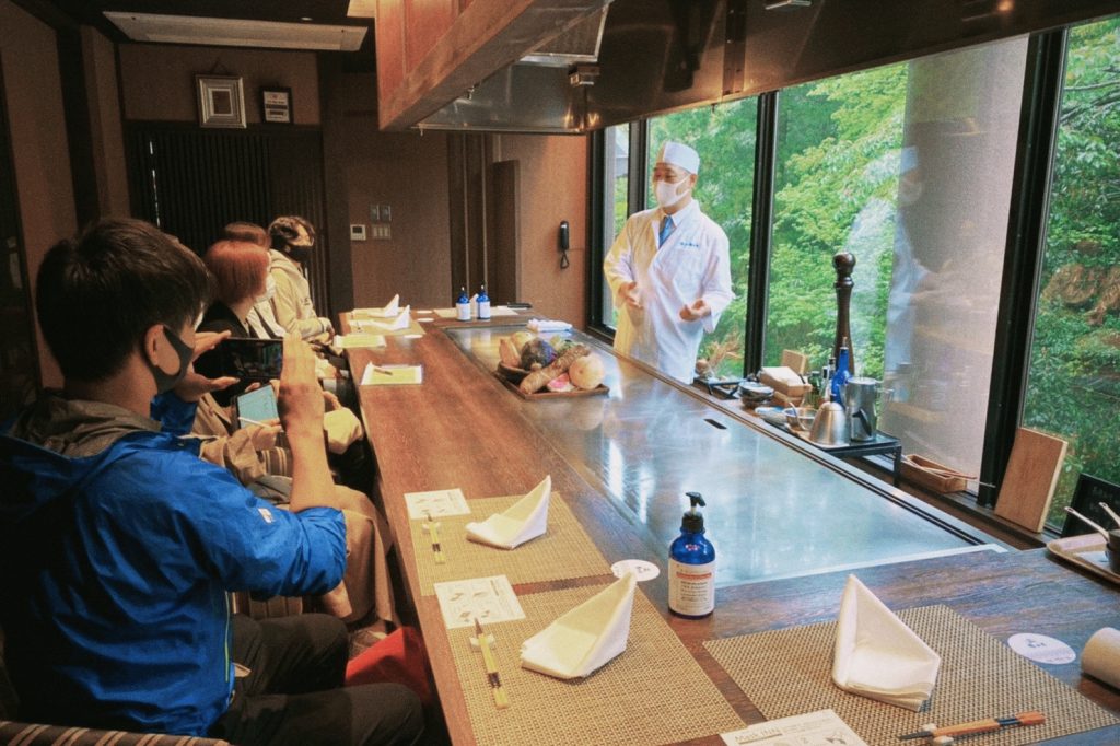 福田屋の草野さんのお話を聞く様子